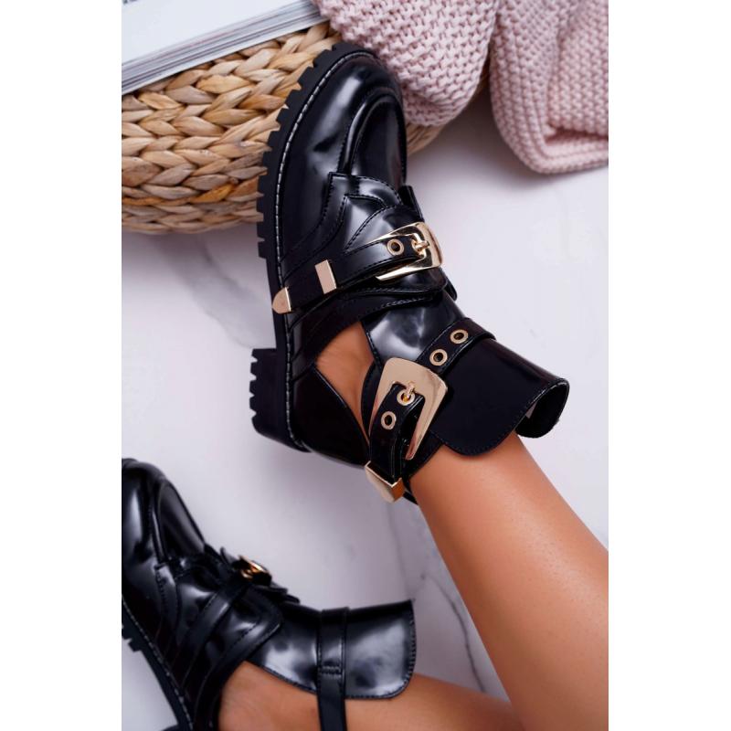 Dámske lakované topánky s výrezmi a prackami v čiernej farbe