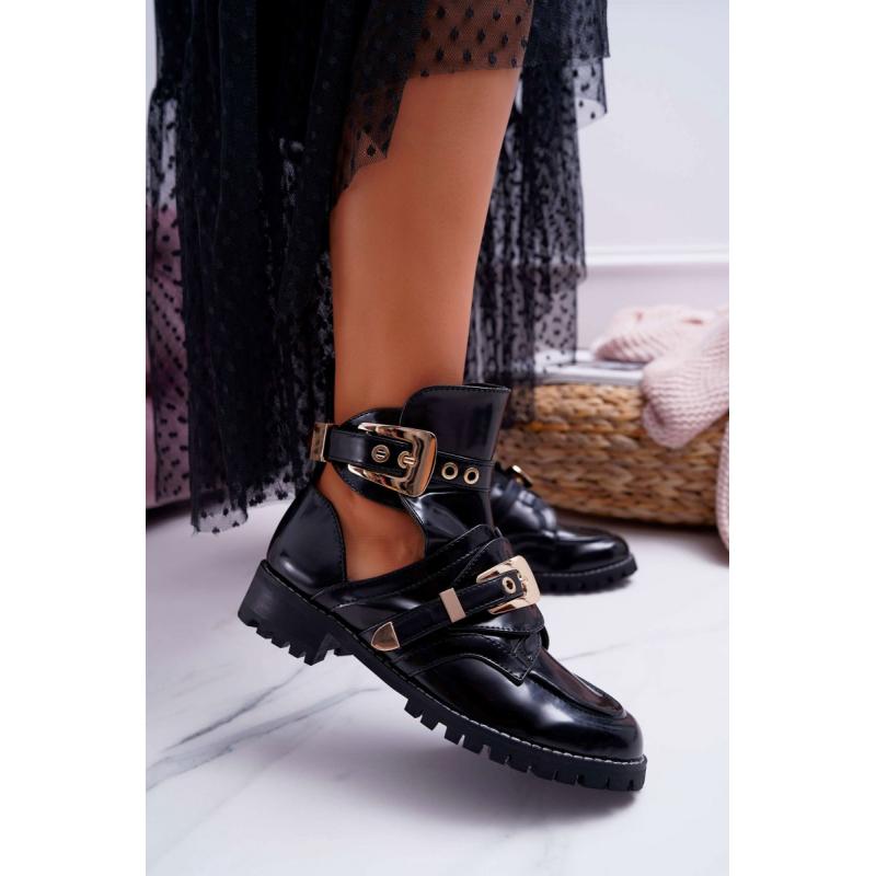 Dámske lakované topánky s výrezmi a prackami v čiernej farbe