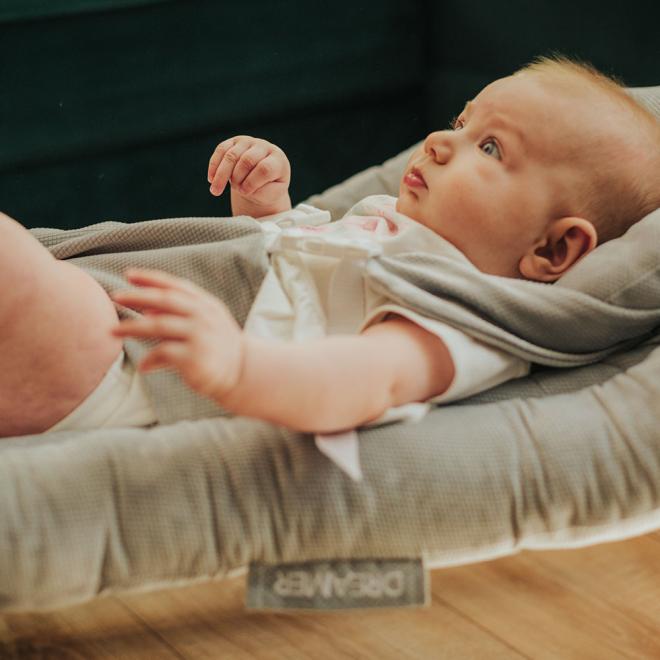 Drevená kolíska DREAMER Premium pre bábätka so sivým matracom - biely buk