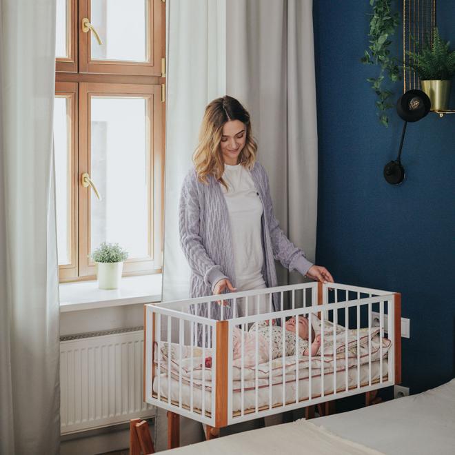 Drevená kolíska DREAMER Premium pre bábätka so sivým matracom - biely buk