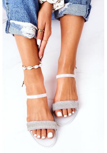 Trendy dámske sandále s remienkom v bielej farbe