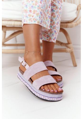 Štýlové dámske sandále na platforme vo fialovej farbe v akcii